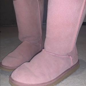 Pink, size 8 UGGs. Like new condition.